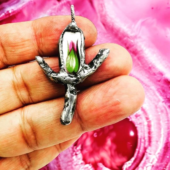 Royal Albert Old Country Roses Artisan Pendant Caged with Silver-Blend Metalwork - Picture 3 of 11